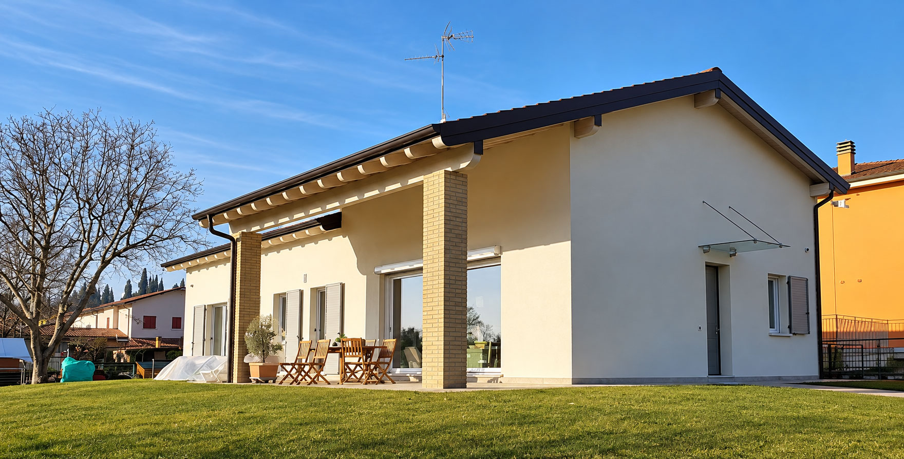 Casa in legno a Solferino che reinterpreta la cascina padana