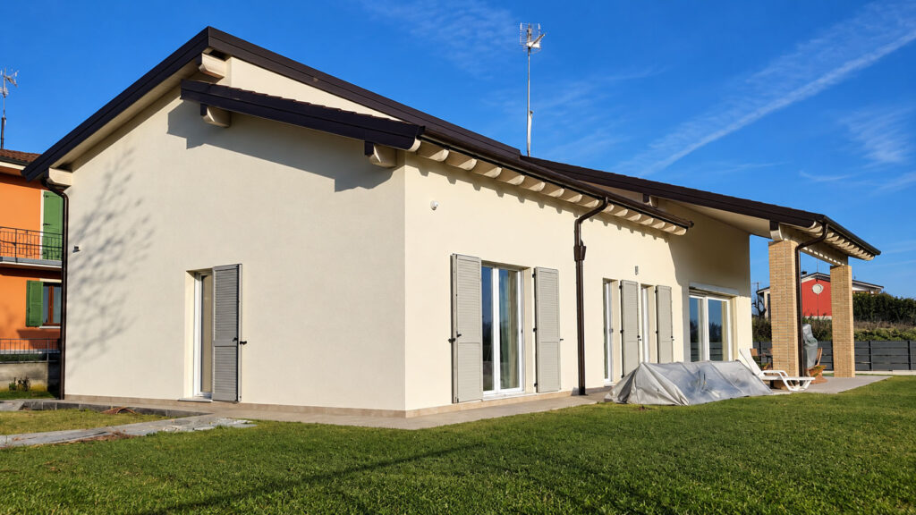 Casa in legno a Solferino che reinterpreta la cascina padana